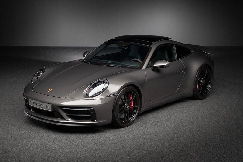 Grå Begagnad 2023 Porsche 911 Carrera 4 GTS Sportkupé | 1 775 000 kr (Bra pris) - Bild 1/4