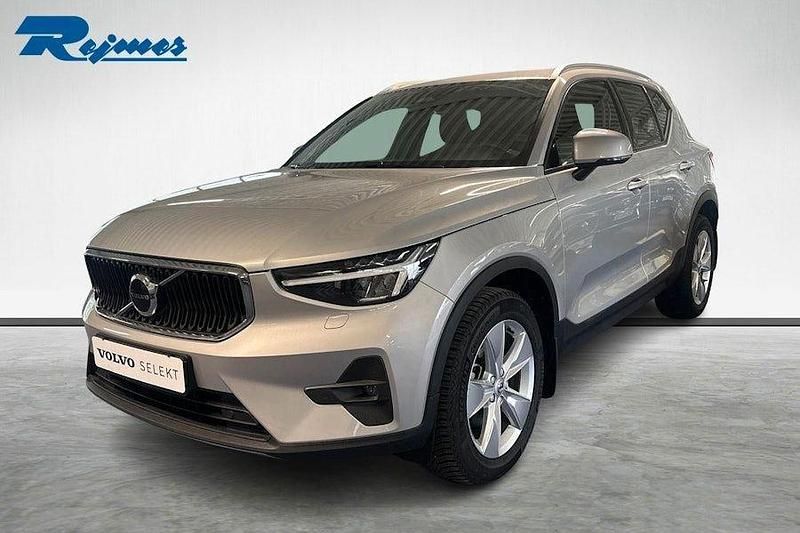 Silver (silver dawn metallic) Begagnad 2023 Volvo XC40 Core SUV | 339 900 kr (Marknadspris) - Bild 1/4