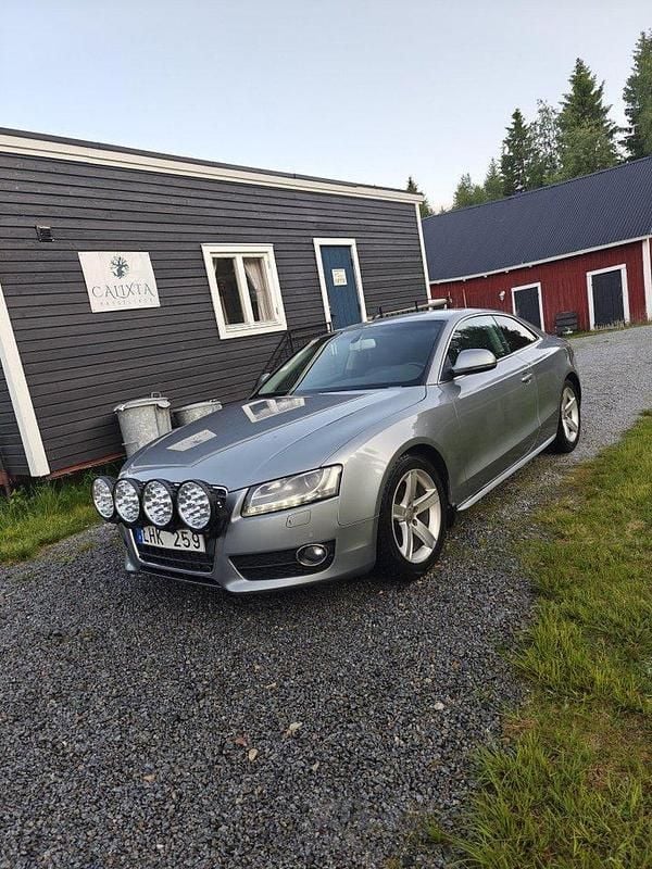 Grå Begagnad 2009 Audi A5 Comfort Sportkupé | 80 000 kr (Marknadspris) - Bild 1/4