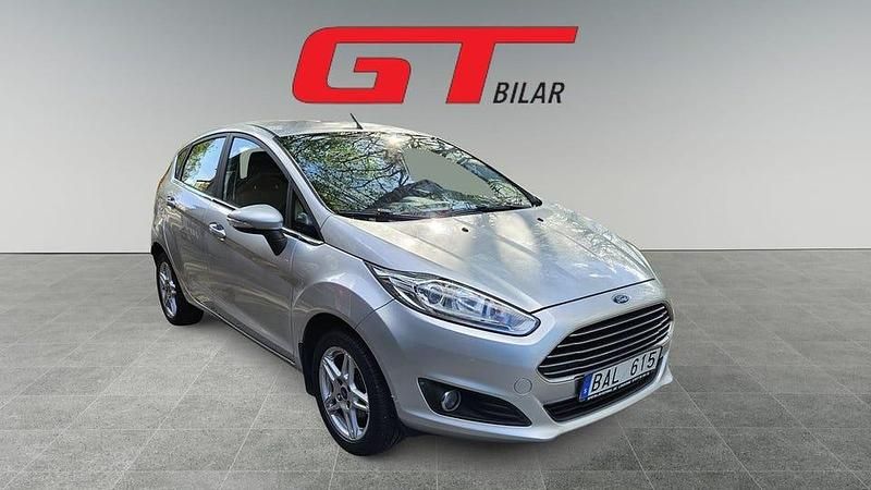 Grå Begagnad 2013 Ford Fiesta Titanium Halvkombi | 39 900 kr (Marknadspris) - Bild 1/4