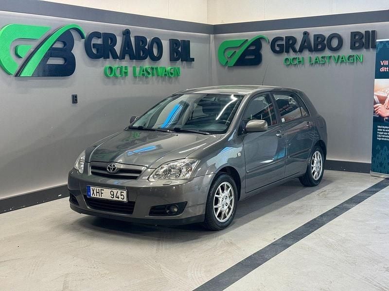 Grå Begagnad 2005 Toyota Corolla Halvkombi | 49 900 kr (Lite dyr) - Bild 1/4