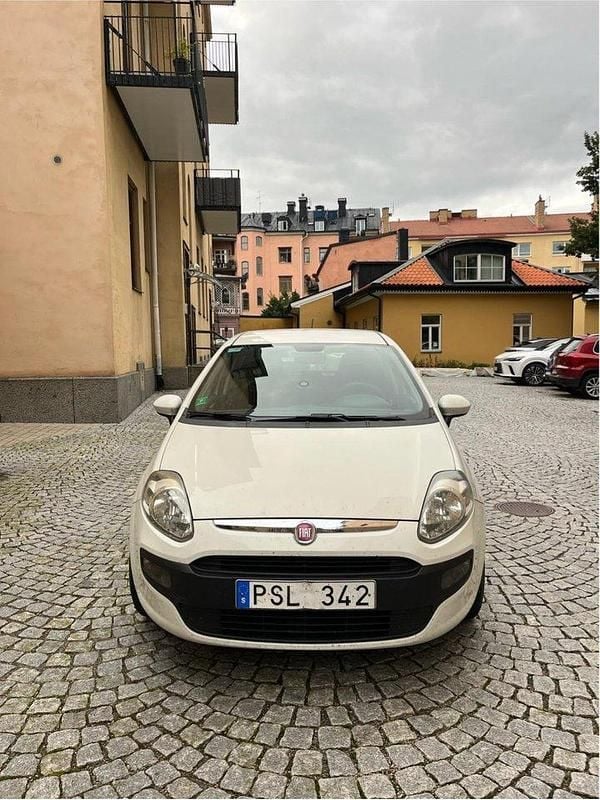 Vit Begagnad 2011 Fiat Punto Evo Dynamic Halvkombi | 30 000 kr - Bild 1/4