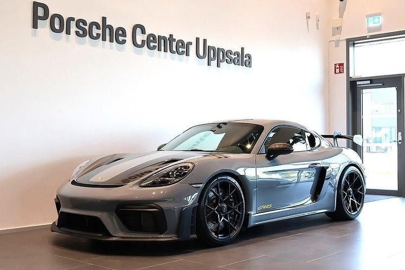Grå Ny 2025 Porsche 718 Cayman GT4 Sportkupé | 2 045 600 kr (Marknadspris) - Bild 1/4