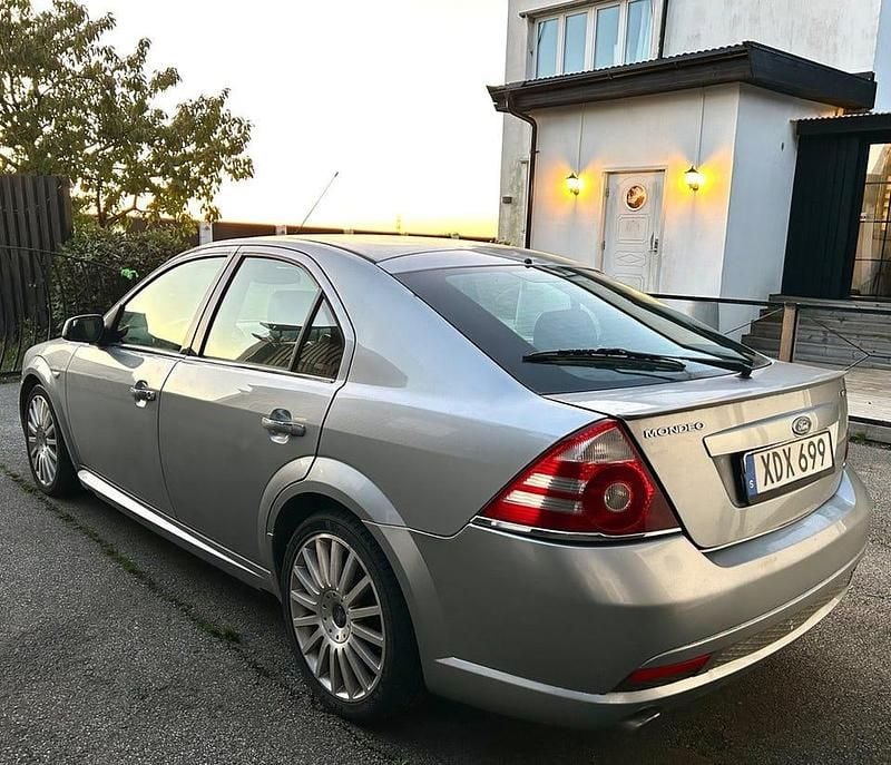 Begagnad Ford Mondeo ST 226 HK (166 kW) 2005 Silver Halvkombi