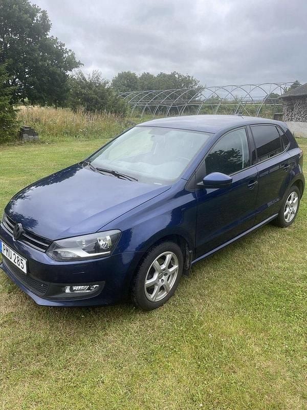 Blå Begagnad 2014 VW Polo Halvkombi | 85 000 kr (Marknadspris) - Bild 1/4