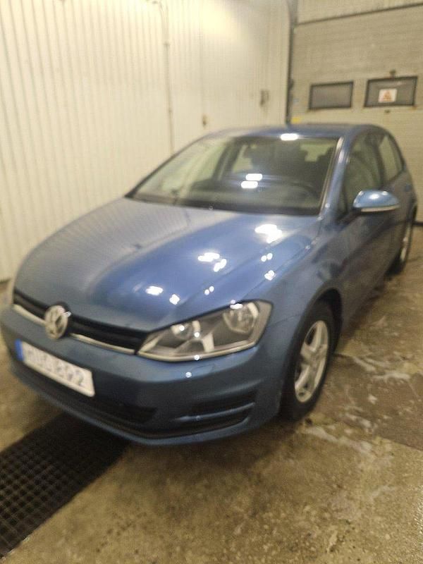 Blå Begagnad 2016 VW Golf VII Halvkombi | 158 000 kr (Marknadspris) - Bild 1/4