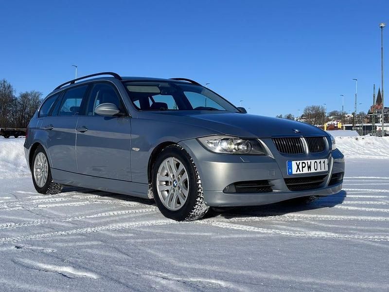 Begagnad BMW 325 218 HK (160 kW) 2006 Kombi