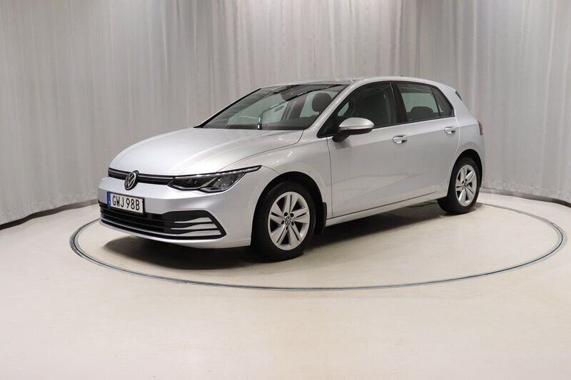 Silver Begagnad 2023 VW Golf VIII Halvkombi | 189 900 kr (Bra pris) - Bild 1/4