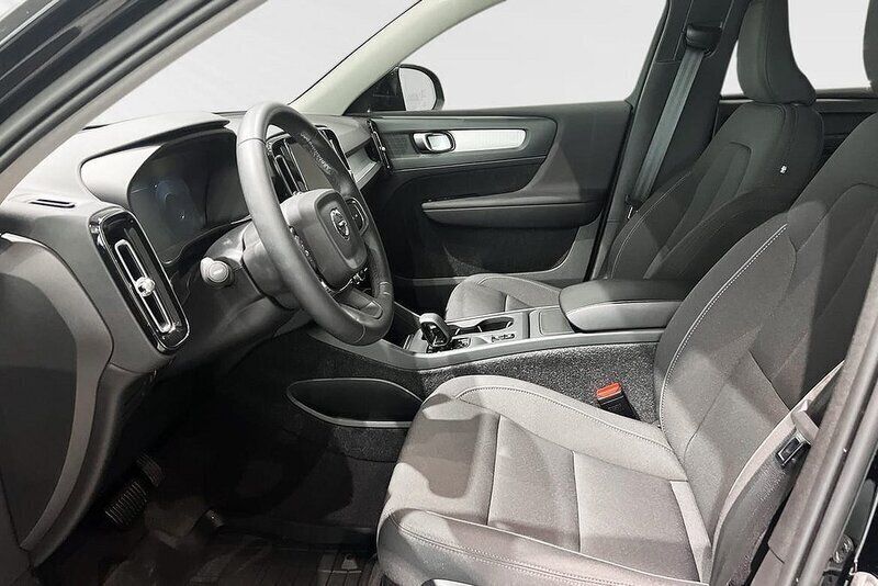 Svart Begagnad 2022 Volvo XC40 Momentum SUV | 299 900 kr (Bra pris) - Bild 1/1
