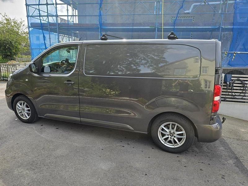Grå Begagnad 2023 Peugeot e-Expert Van | 285 000 kr - Bild 1/4