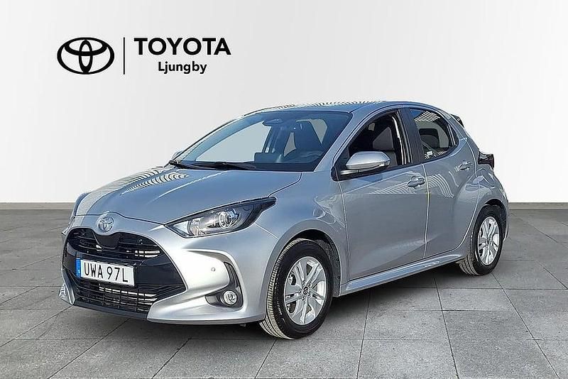 Silver Begagnad 2024 Toyota Yaris Hybrid Active Halvkombi | 254 000 kr (Marknadspris) - Bild 1/4