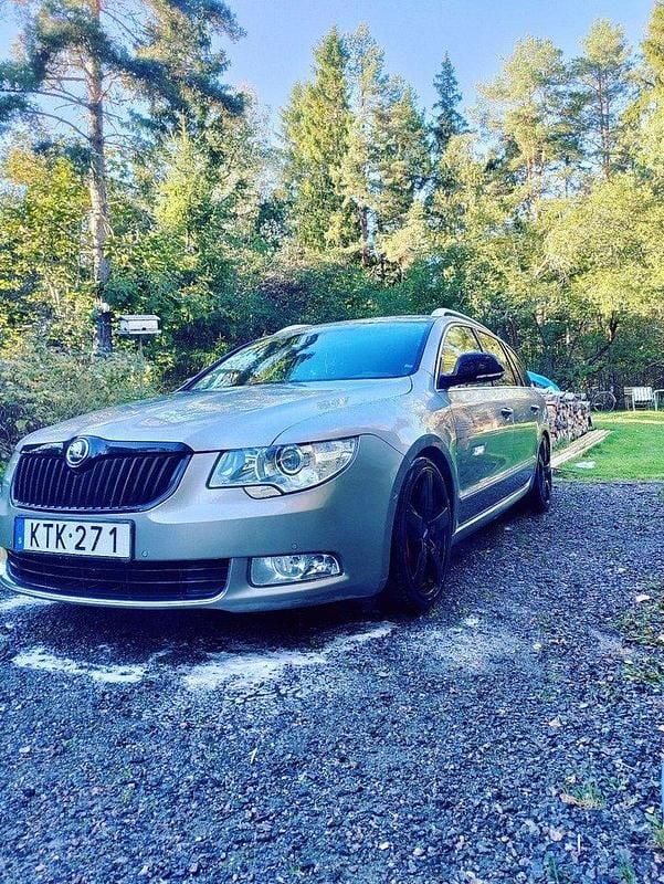 Brun Begagnad 2011 Skoda Superb Elegance Kombi | 79 000 kr (Marknadspris) - Bild 1/4
