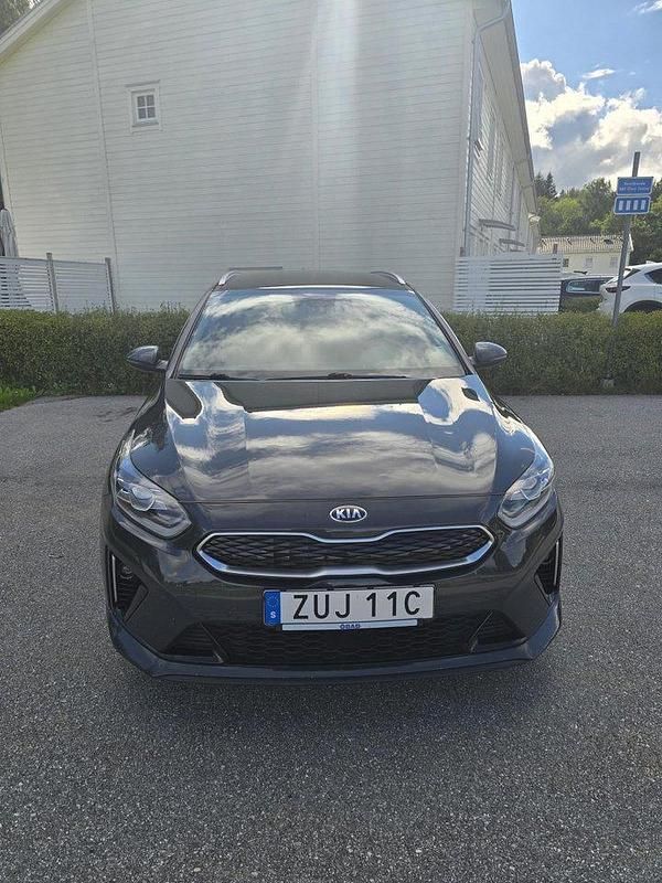 Grå Begagnad 2021 Kia Ceed Sportswagon Kombi | 224 000 kr (Marknadspris) - Bild 1/4