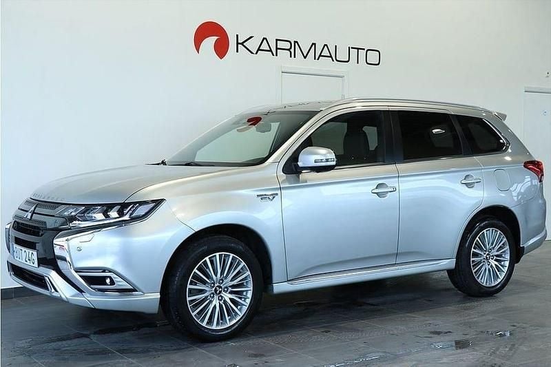 Begagnad Mitsubishi Outlander 224 HK (164 kW) 2020 Silver SUV