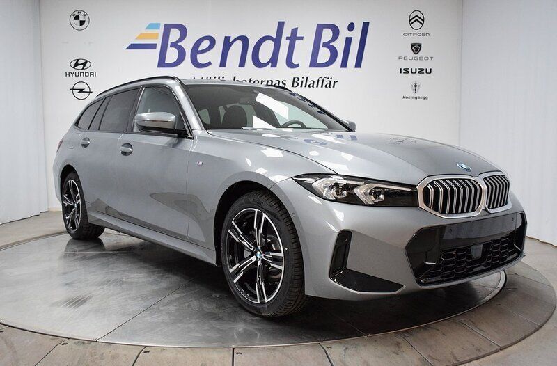 Grå Ny 2024 BMW 330e M Sport Kombi | 634 500 kr (Marknadspris) - Bild 1/3