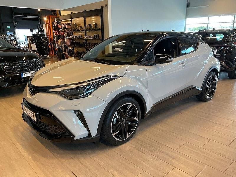 Grå Begagnad 2023 Toyota C-HR Sport SUV | 348 000 kr - Bild 1/4