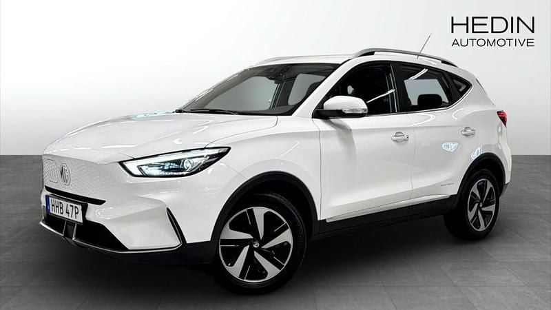 Vit (white) Begagnad 2022 MG ZS Comfort Sedan | 239 900 kr (Bra pris) - Bild 1/4