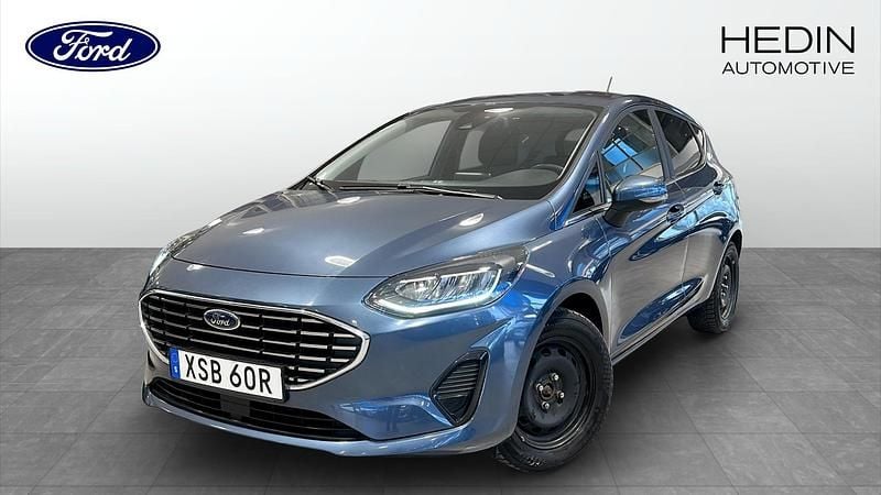 Blå Begagnad 2023 Ford Fiesta Titanium X Halvkombi | 179 900 kr (Marknadspris) - Bild 1/4