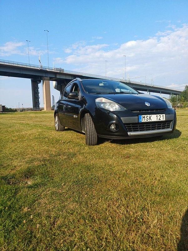 Svart Begagnad 2012 Renault Clio GrandTour Kombi | 35 000 kr (Superpris) - Bild 1/4
