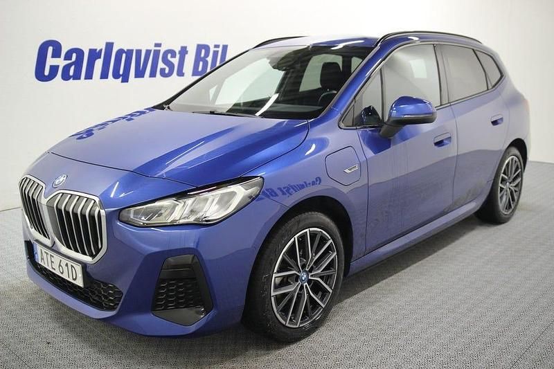Portimao blå metallic Begagnad 2023 BMW 225 M Sport Kombi | 369 000 kr - Bild 1/4