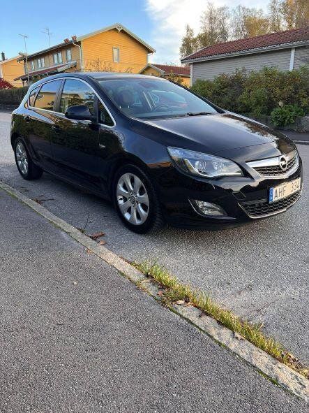 Svart Begagnad 2011 Opel Astra Enjoy Halvkombi | 79 000 kr (Marknadspris) - Bild 1/4