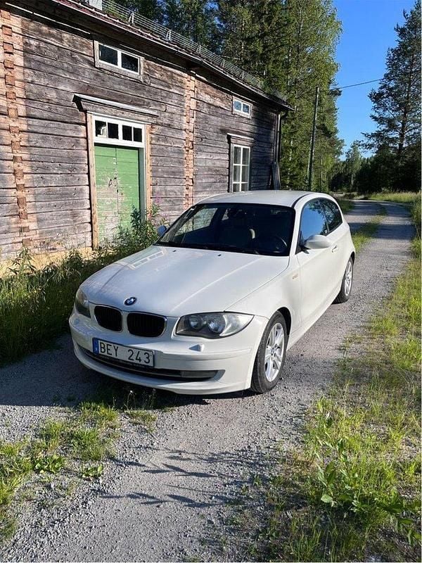 Vit Begagnad 2008 BMW 118 Coupé Advantage Sportkupé | 53 900 kr - Bild 1/4