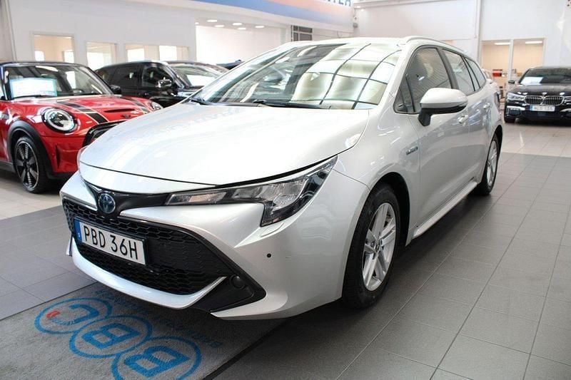 Silver Begagnad 2021 Toyota Corolla Hybrid Kombi | 184 900 kr (Marknadspris) - Bild 1/4