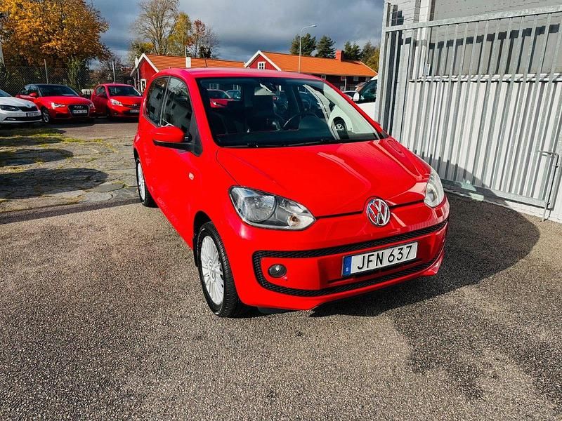Röd Begagnad 2014 VW up! high up! Halvkombi | 59 900 kr (Marknadspris) - Bild 1/4