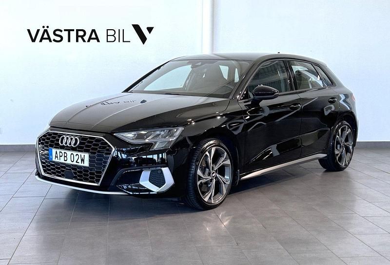Svart Begagnad 2021 Audi A3 Sportback Advanced Halvkombi | 254 900 kr (Marknadspris) - Bild 1/4