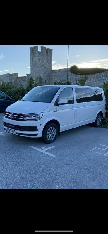 Vit Begagnad 2018 VW Caravelle Comfortline Minibuss | 189 000 kr - Bild 1/4