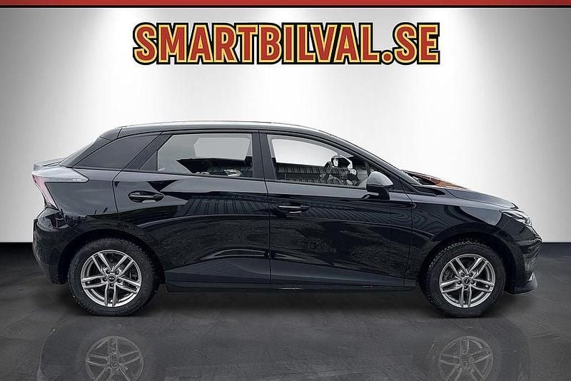 Begagnad MG MG4 EV 125 kW (170 HK) 2023 Svart Halvkombi