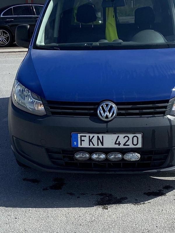 Blå Begagnad 2013 VW Caddy Minibuss | 68 000 kr (Marknadspris) - Bild 1/3