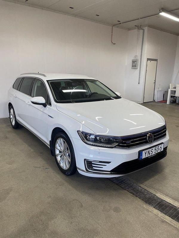 Vit Begagnad 2018 VW Passat GTE Kombi | 179 000 kr (Bra pris) - Bild 1/4