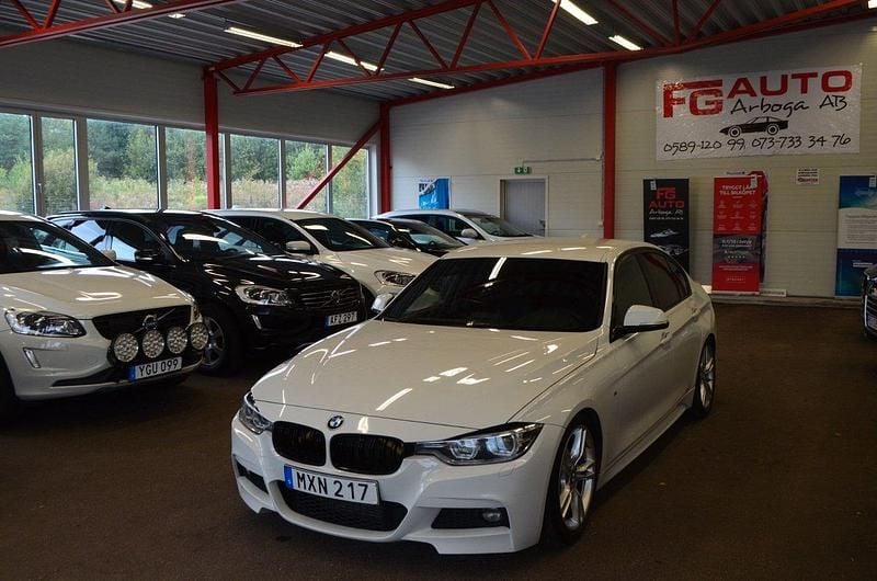 Vit Begagnad 2016 BMW 320 M Sport Sedan | 149 900 kr (Marknadspris) - Bild 1/4