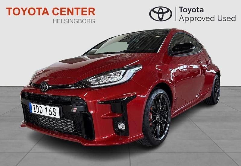 Röd Begagnad 2023 Toyota Yaris Halvkombi | 479 900 kr (Dyr) - Bild 1/4