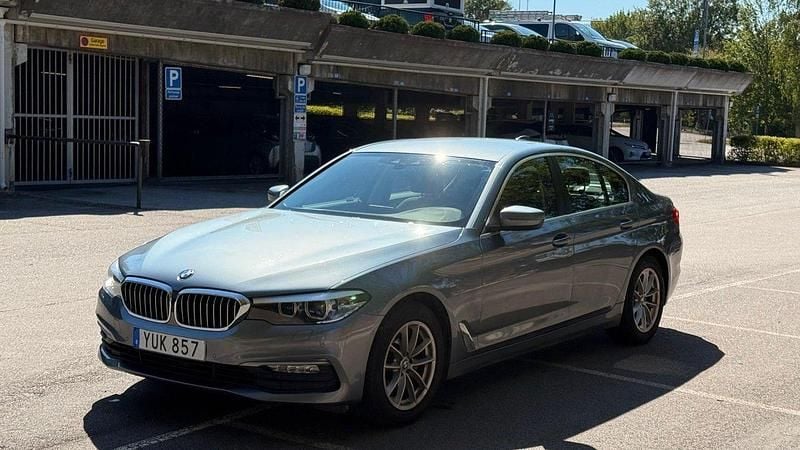 Blå Begagnad 2018 BMW 520 Sedan | 260 000 kr (Marknadspris) - Bild 1/4