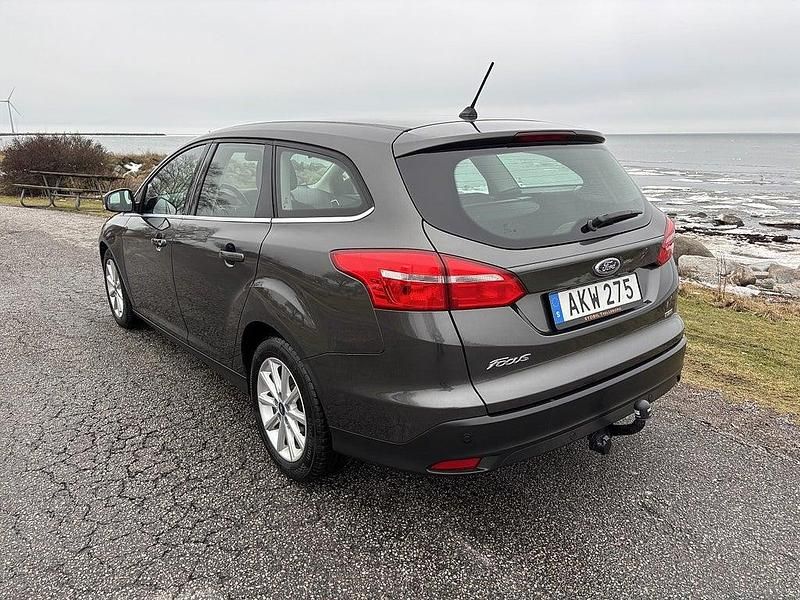 Begagnad Ford Focus Titanium 101 HK (74 kW) 2018 Grå Kombi