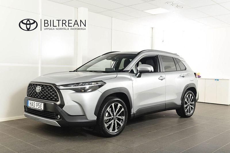 Silver (silver metallic ) Begagnad 2025 Toyota Corolla Cross Style SUV | 379 900 kr (Lite dyr) - Bild 1/4