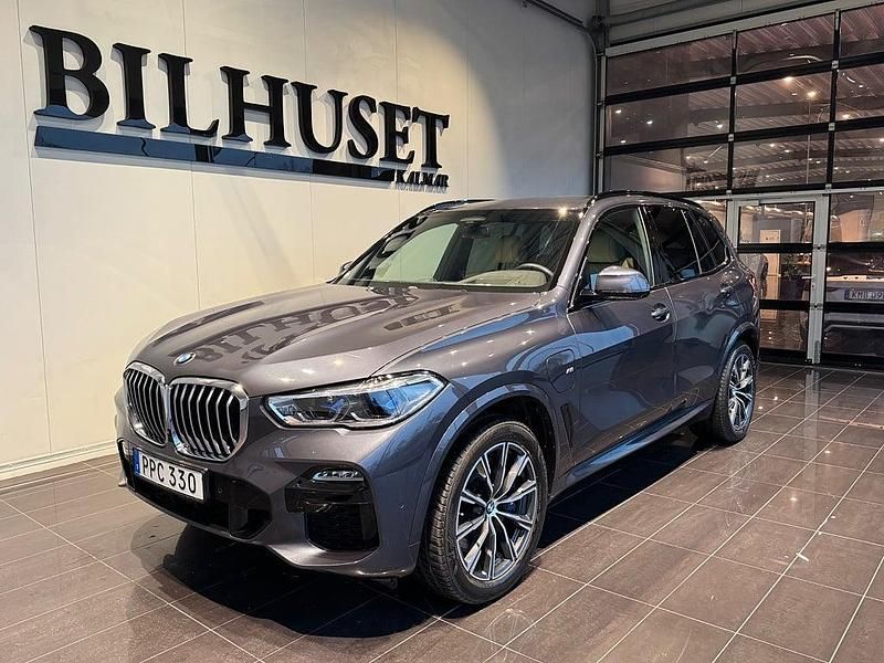 Grå Begagnad 2020 BMW X5 iPerformance SUV | 639 900 kr (Lite dyr) - Bild 1/4