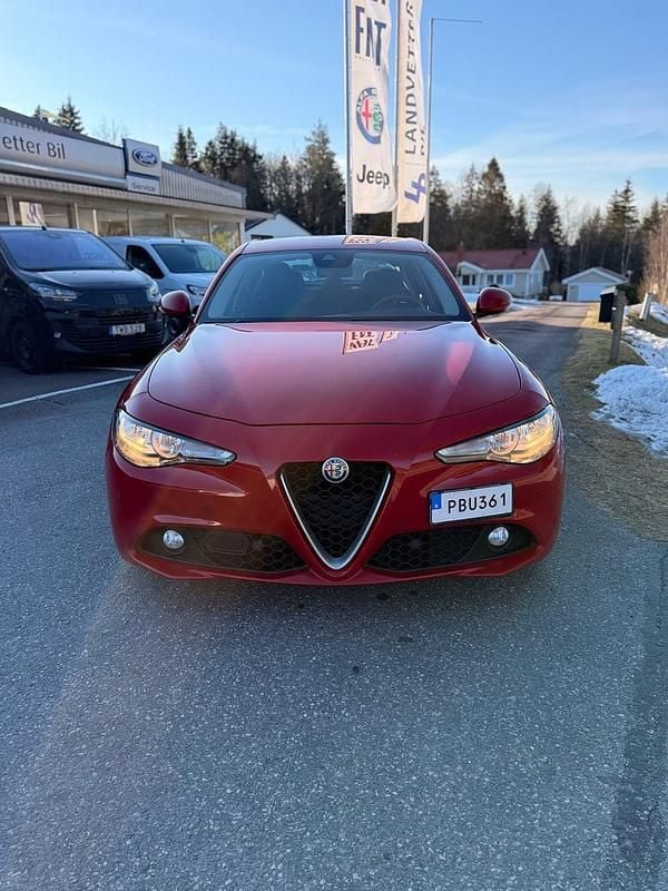 Begagnad Alfa Romeo Giulia 180 HK (132 kW) 2016 Röd Sedan