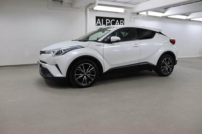 Vit Begagnad 2017 Toyota C-HR+ Executive SUV | 169 900 kr (Marknadspris) - Bild 1/4