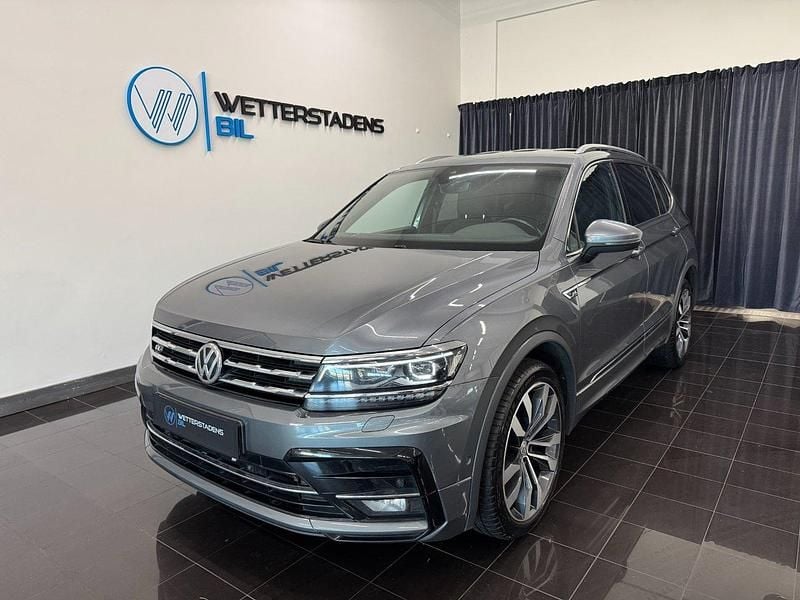 Mörkgrå (grå) Begagnad 2021 VW Tiguan Allspace R-line SUV | 269 800 kr (Bra pris) - Bild 1/4