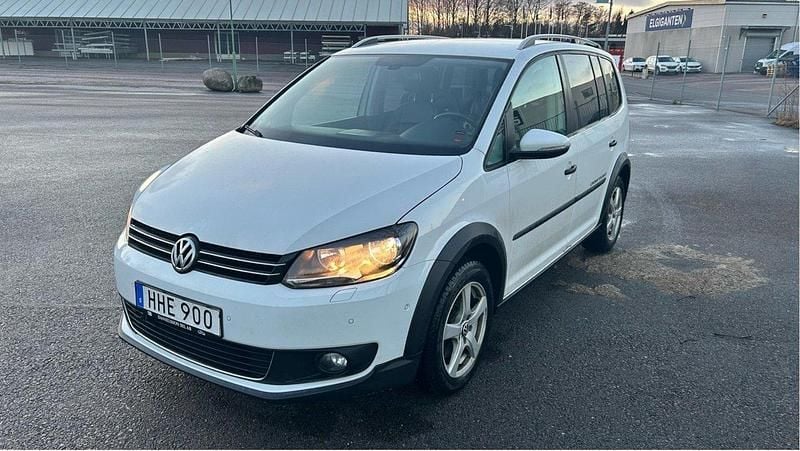 Vit Begagnad 2015 VW Touran Cross Minibuss | 118 000 kr (Superpris) - Bild 1/4