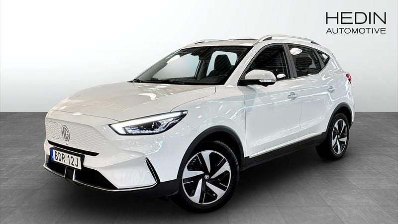 Vit (white) Begagnad 2022 MG ZS Luxury Sedan | 254 900 kr (Bra pris) - Bild 1/4