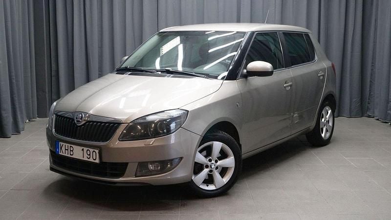 Ljusbrun Begagnad 2013 Skoda Fabia Ambiente Halvkombi | 49 000 kr (Marknadspris) - Bild 1/4