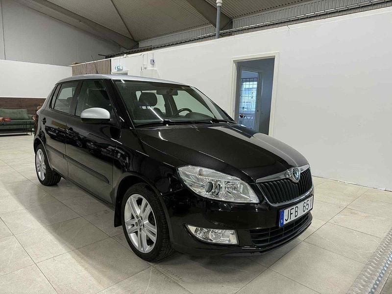 Svart Begagnad 2011 Skoda Fabia Active Halvkombi | 49 900 kr (Marknadspris) - Bild 1/4