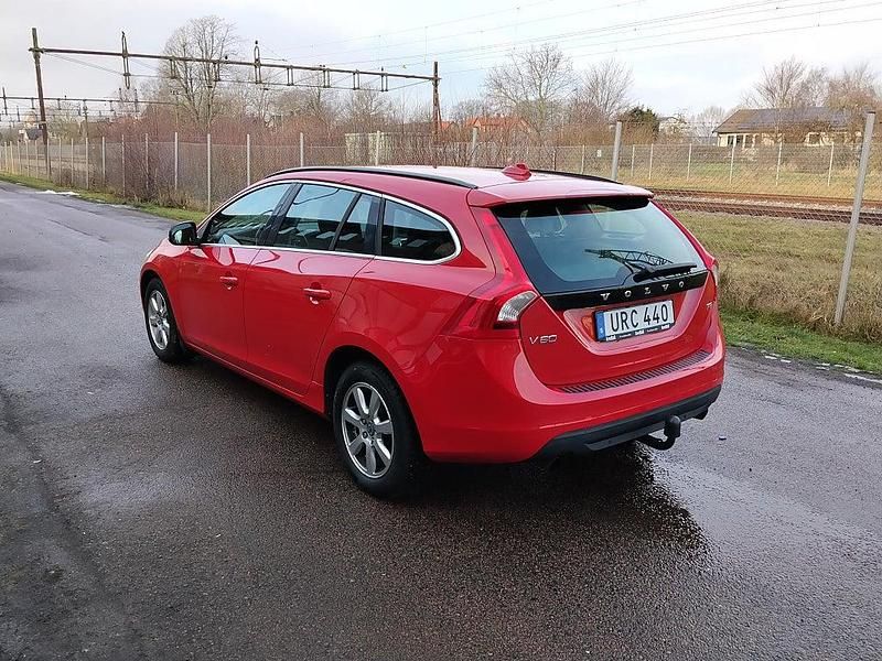 Begagnad Volvo V60 Momentum 150 HK (110 kW) 2011 Röd Kombi