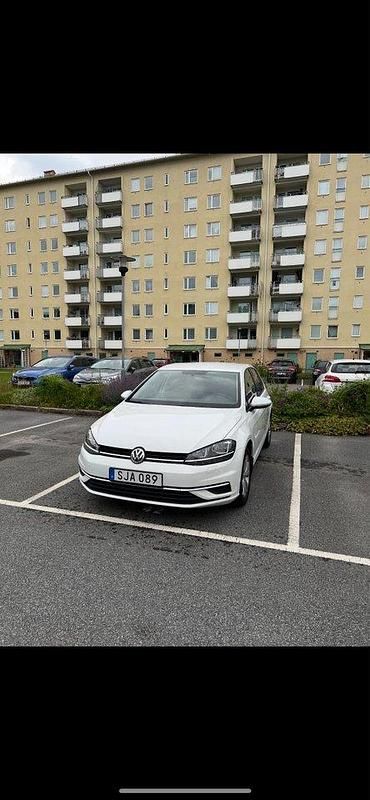 Vit Begagnad 2018 VW Golf VII Halvkombi | 152 900 kr (Marknadspris) - Bild 1/4