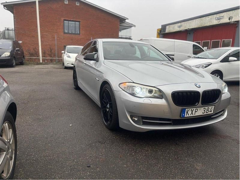 Grå Begagnad 2011 BMW 530 Sedan | 149 900 kr (Marknadspris) - Bild 1/4