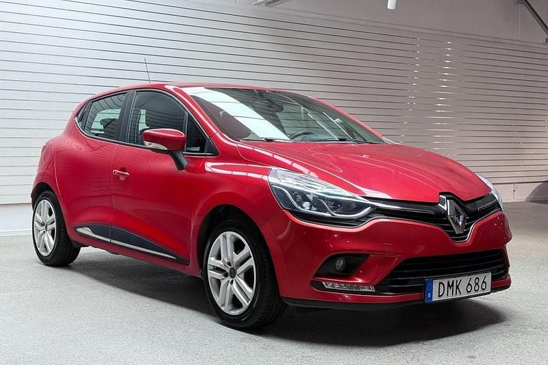 Röd Begagnad 2018 Renault Clio IV Zen Halvkombi | 84 000 kr (Bra pris) - Bild 1/4